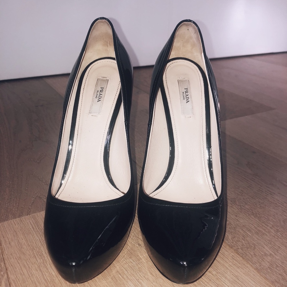 GORGEOUS barely worn Prada pumps